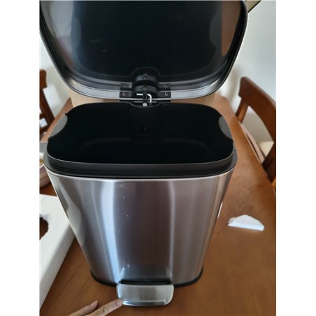 Amazon Basics Cubo de basura rectangular pequeño antimanchas con pedal suave, baño, dormitorio o salón, acero inoxidable cepilla