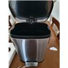 Amazon Basics Cubo de basura rectangular pequeño antimanchas con pedal suave, baño, dormitorio o salón, acero inoxidable cepilla