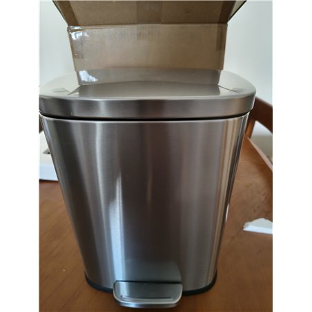 Amazon Basics Cubo de basura rectangular pequeño antimanchas con pedal suave, baño, dormitorio o salón, acero inoxidable cepilla