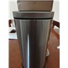 Amazon Basics Cubo de basura rectangular pequeño antimanchas con pedal suave, baño, dormitorio o salón, acero inoxidable cepilla