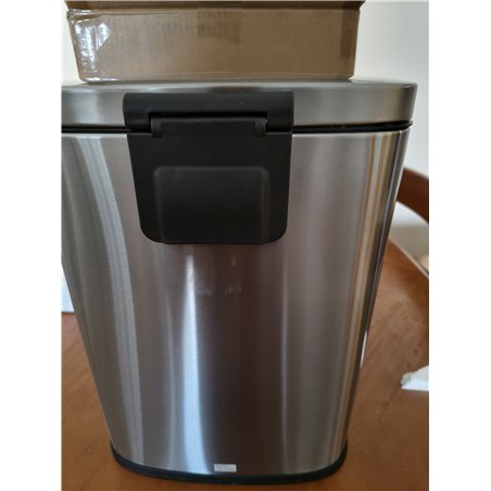 Amazon Basics Cubo de basura rectangular pequeño antimanchas con pedal suave, baño, dormitorio o salón, acero inoxidable cepilla