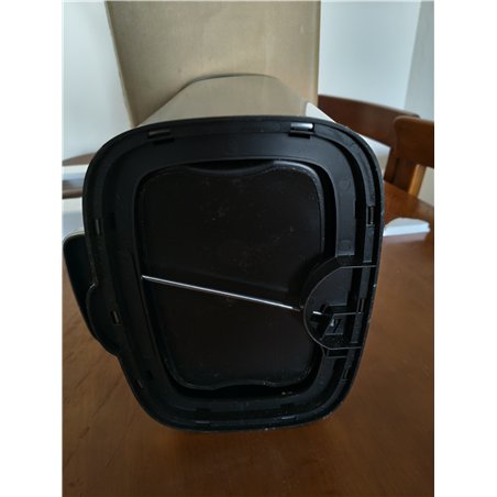 Amazon Basics Cubo de basura rectangular pequeño antimanchas con pedal suave, baño, dormitorio o salón, acero inoxidable cepilla